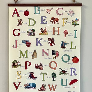 Arte de estilo vintage: Póster decorativo de papel de Cavallini and Co. con el alfabeto y bastidores de madera hechos a mano.