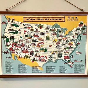 Póster decorativo de papel estilo vintage de Cavallini & Co. con mapa de parques y monumentos nacionales y bastidor de madera.