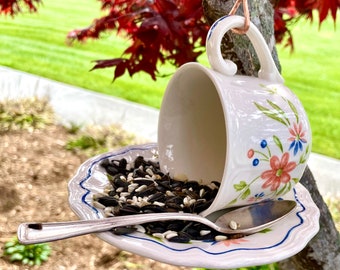 Mangeoire à oiseaux en forme de tasse de thé - Fabriquée à la main avec une tasse de thé, une soucoupe et une cuillère à café vintage