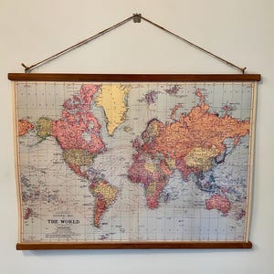 Póster decorativo de papel de estilo vintage de Cavallini & Co. Mapa general del mundo de Stanford con bastidores de madera
