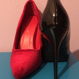 woman velvet and vinyl effect shoes