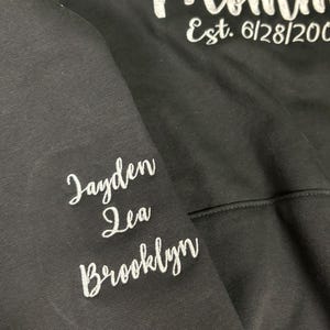 快適カラーのスウェットシャツにカスタマイズ可能なテキストが刺繍されています。スリーブ追加 | スリーブを注文するには、カートにスウェットシャツを追加する必要があります | 軽量コットン