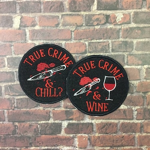True Crime und Wein oder True Crime und Chill? Aufnäher | Blutiges Messer Murderino Aufnäher | 3 cm