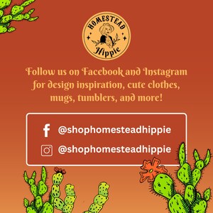 K&ouml;nnte beinhalten: Eine Grafik mit einer Kaktus-Illustration und dem Text "HOMESTEAD Hippie" in einem Kreis. Der Text "Folge uns auf Facebook und Instagram f&uuml;r Designinspiration, s&uuml;&szlig;e Kleidung, Tassen, Becher und mehr!" befindet sich unter dem Kreis. Der Text "@shophomesteadhippie" befindet sich unter dem Text, mit einem Facebook-Symbol links. Der Text "@shophomesteadhippie" befindet sich unter dem Facebook-Text, mit einem Instagram-Symbol links.