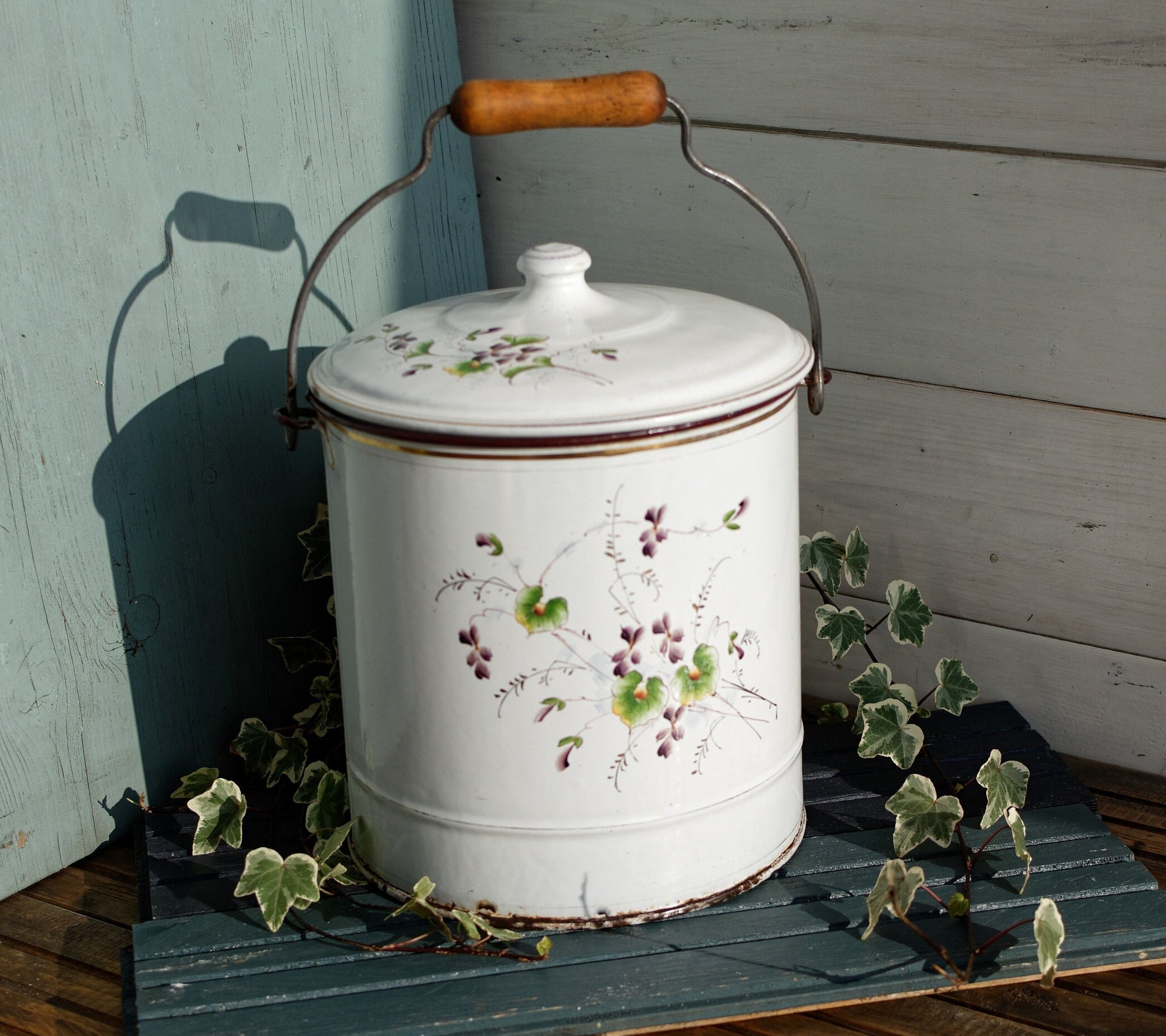 Années 1920 ~ Français Émail Vintage Émail Floral Chambre Pot avec Couvercle et Poignée en Bois/Seau