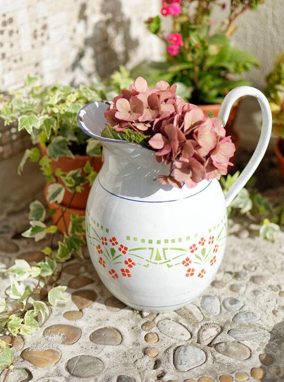 Années 1930 ~ Français Pichet d'eau Enamelware Pichet/Vase en Émail Blanc Pot Floral Farmhouse
