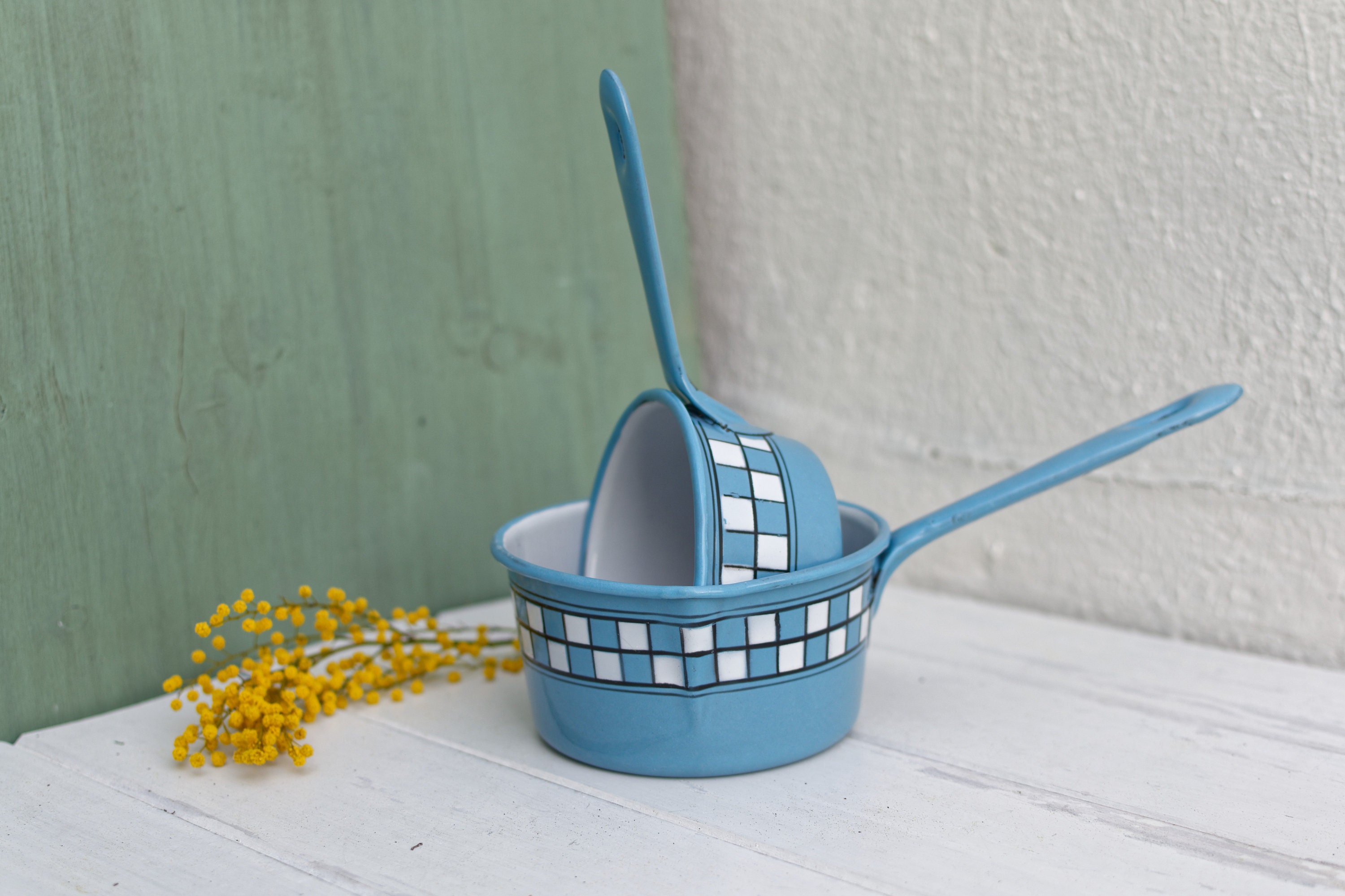 Français Enamelware Ustensiles de Cuisine ~ Pots Cassorole Casseroles Vintage Ensemble 2 Poêles Déco