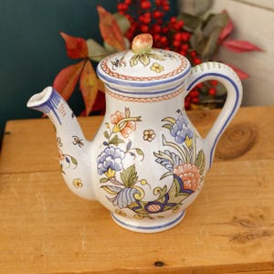 Französisches Vintage MOUSTIERS Vieux Rouen-Stil handbemaltes Faience-Sammlerstück Steingut bedecktes Servierstück & kleiner Topf ~ La Faience