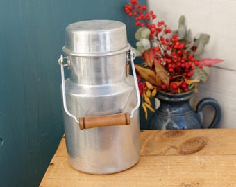 木製のハンドルが付いたオリジナルのフランス製アルミ製ミルク壺