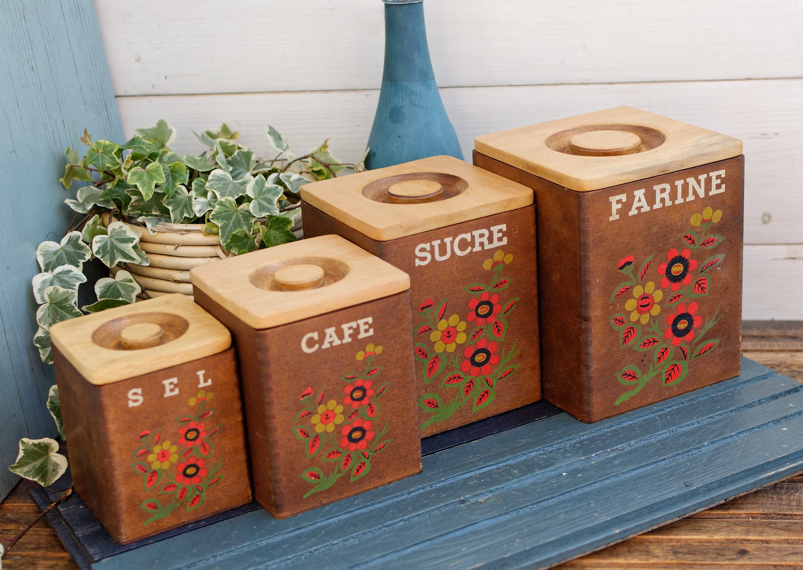 Années 1950 ~ Français Bidons de Cuisine Campagne Vintage Ensemble 4 Pots d'épices en Bois Empilable