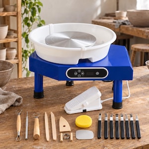 Pode incluir: Uma roda de oleiro elétrica azul com uma bacia branca e um prato circular de metal. Possui um painel de controlo digital e um pedal branco. Estão incluídas várias ferramentas de escultura, incluindo instrumentos de madeira e metal, uma esponja amarela e um raspador.