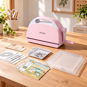 Op de afbeelding: Een lichtroze VEVOR stans- en embossingmachine met een handmatige zwengel, vergezeld van verschillende stapels papier met patronen, decoratieve kartonnen vellen en doorzichtige acrylplaten voor knutselprojecten.