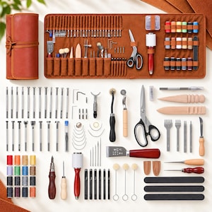Peut inclure: Un kit complet d'outils pour le travail du cuir comprenant un organisateur enroulable en cuir marron, divers poinçons en métal, des aiguilles à coudre, des brunissoirs en bois, des ciseaux, un maillet, des bobines de fil et des outils.