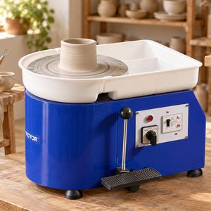 Può includere: Un tornio elettrico per ceramica blu con una vaschetta bianca rimovibile e un cilindro di argilla centrato. La macchina è dotata di un pedale nero, un interruttore di alimentazione, una spia rossa e un pannello di controllo con logo VEVOR.