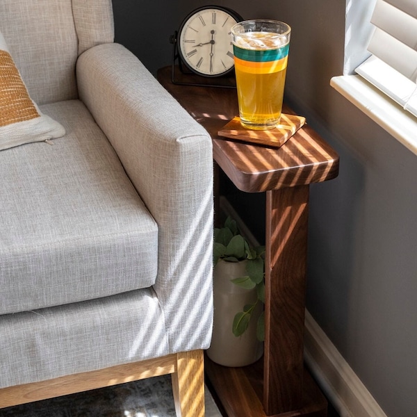 Mesita auxiliar estrecha de madera maciza, la mesa Liz, una mesa auxiliar para espacios pequeños, mesa auxiliar moderna y delgada para la sala de estar o el dormitorio.