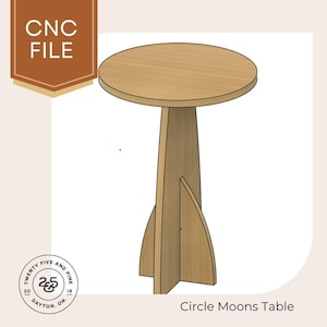 Może przedstawiać: Jasnobrązowy stolik pomocniczy z okrągłym blatem i unikalnym kształtem podstawy. Stół wykonany jest z drewna i posiada napis "Circle Moons Table". Wysokość stołu to około 71 cm.