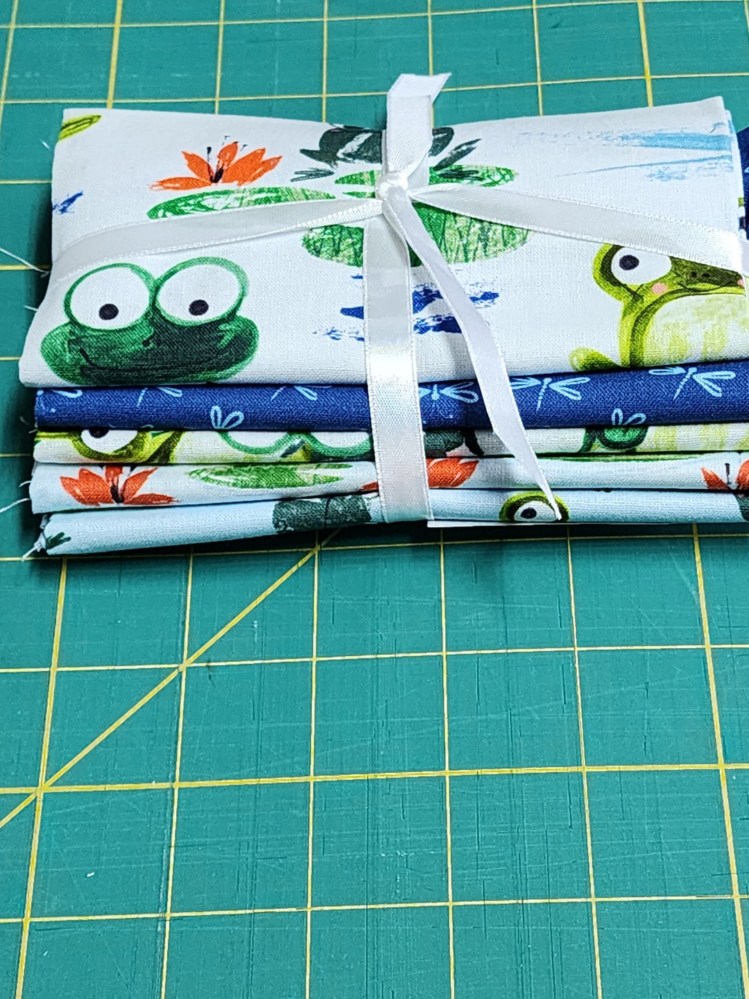 Frog Fabric Fat Quarter Bundle: White and Green Cotton, 5 Designs - Etsy