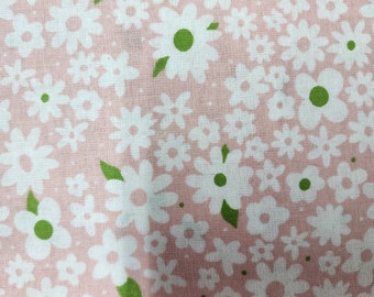 Tissu en coton à imprimé floral : marguerites roses, blanches et vertes