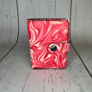 Leder Portemonnaie, Handgenähtes Bi-Fold mit Knopf, Pfefferminz-Swirl und schwarzem, vollnarbigem, pflanzlich gegerbtem Leder
