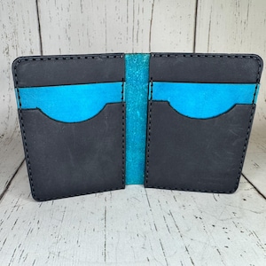 Cartera de cuero, billetera plegable cosida a mano, azul claro y negro, cuero curtido vegetal de grano completo