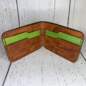 Cartera de cuero, cosida a mano, verde y marrón, de cuero curtido vegetal de grano completo