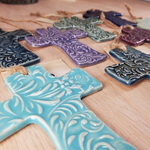 Keramik Kreuz Ornament, handgefertigte strukturierte Keramik, drinnen oder draußen, religiöses christliches Geschenk