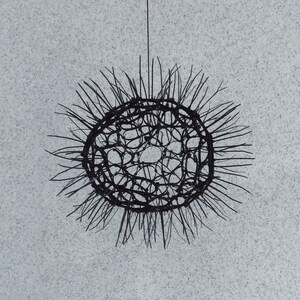 Svart hängande boll med dragkedja / Futuristisk dekoration / Takhängande konst / Hängande dekorationer / Dragkedjakonst / Svart dekorboll / Modern inredning bild 3