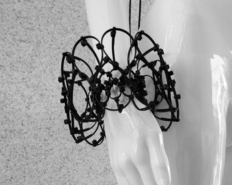 Pulsera negra estilo corbata de cremallera con cuello isabelino futurista