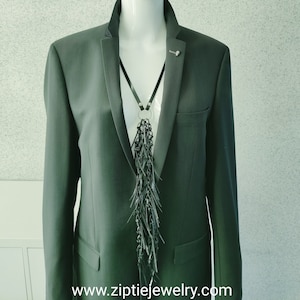 Cravate avec franges et pointes / Cravate noire avec franges / Collier zippé avec franges / image 1