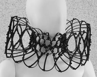 Grote zwarte futuristische ketting / Elizabethaanse kraagstijl met ritssluiting / statementketting