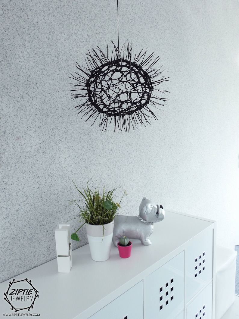 Svart hängande boll med dragkedja / Futuristisk dekoration / Takhängande konst / Hängande dekorationer / Dragkedjakonst / Svart dekorboll / Modern inredning bild 1