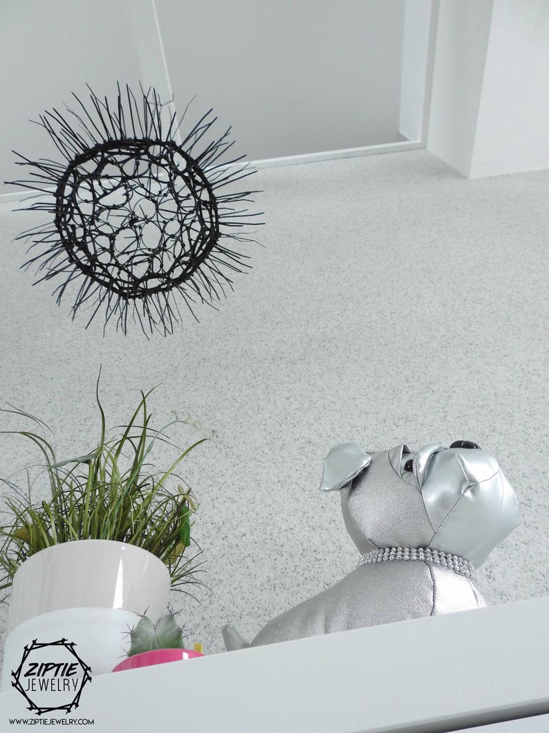 Svart hängande boll med dragkedja / Futuristisk dekoration / Takhängande konst / Hängande dekorationer / Dragkedjakonst / Svart dekorboll / Modern inredning bild 4