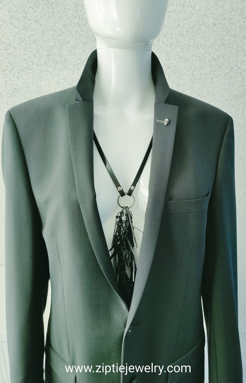 Cravate avec franges et pointes / Cravate noire avec franges / Collier zippé avec franges / image 2