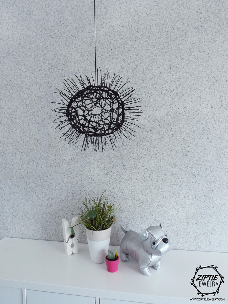 Svart hängande boll med dragkedja / Futuristisk dekoration / Takhängande konst / Hängande dekorationer / Dragkedjakonst / Svart dekorboll / Modern inredning bild 3
