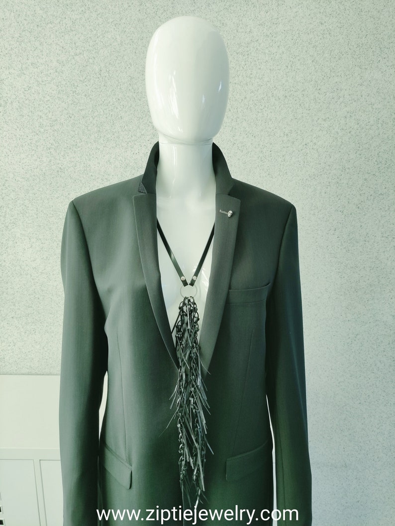 Cravate avec franges et pointes / Cravate noire avec franges / Collier zippé avec franges / image 1
