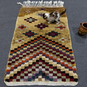 Alfombra Oushak vintage de 2x4, alfombra turca geométrica color mostaza.
