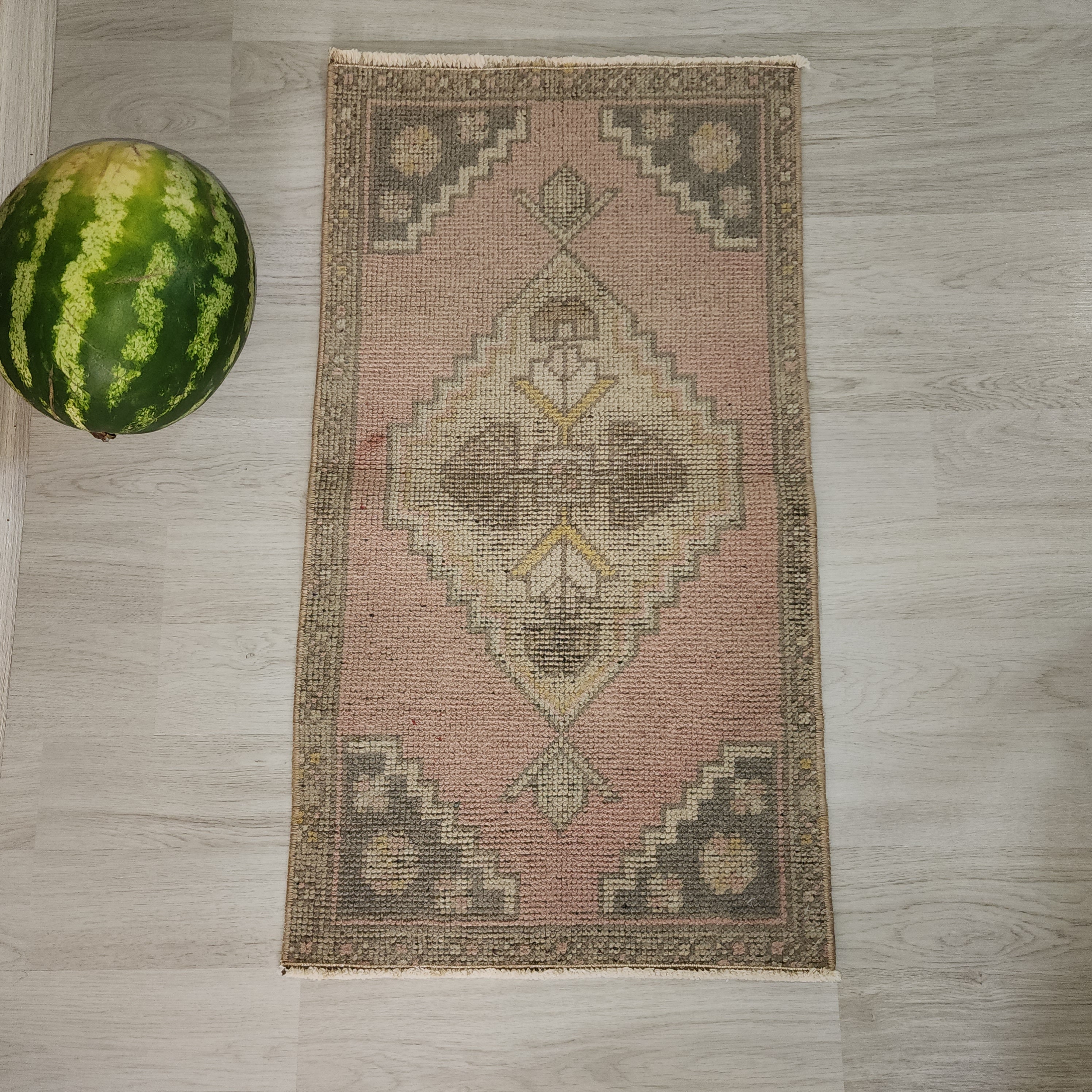 手織りウールトルコ絨毯：ピンクグレーアナトリアンランナー - Etsy 日本