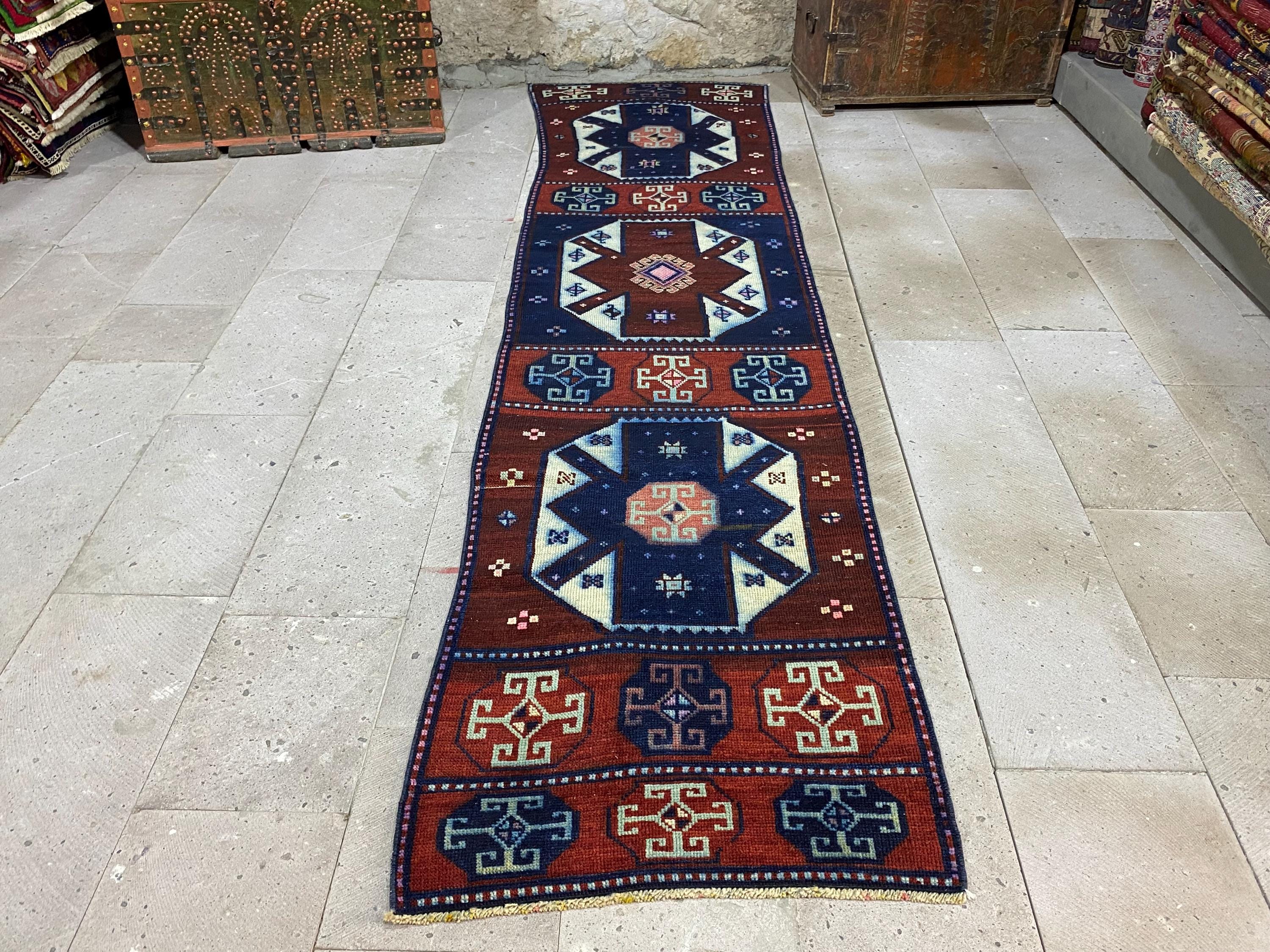 ヴィンテージトルコウールランナーラグ：赤と青の幾何学模様の廊下用