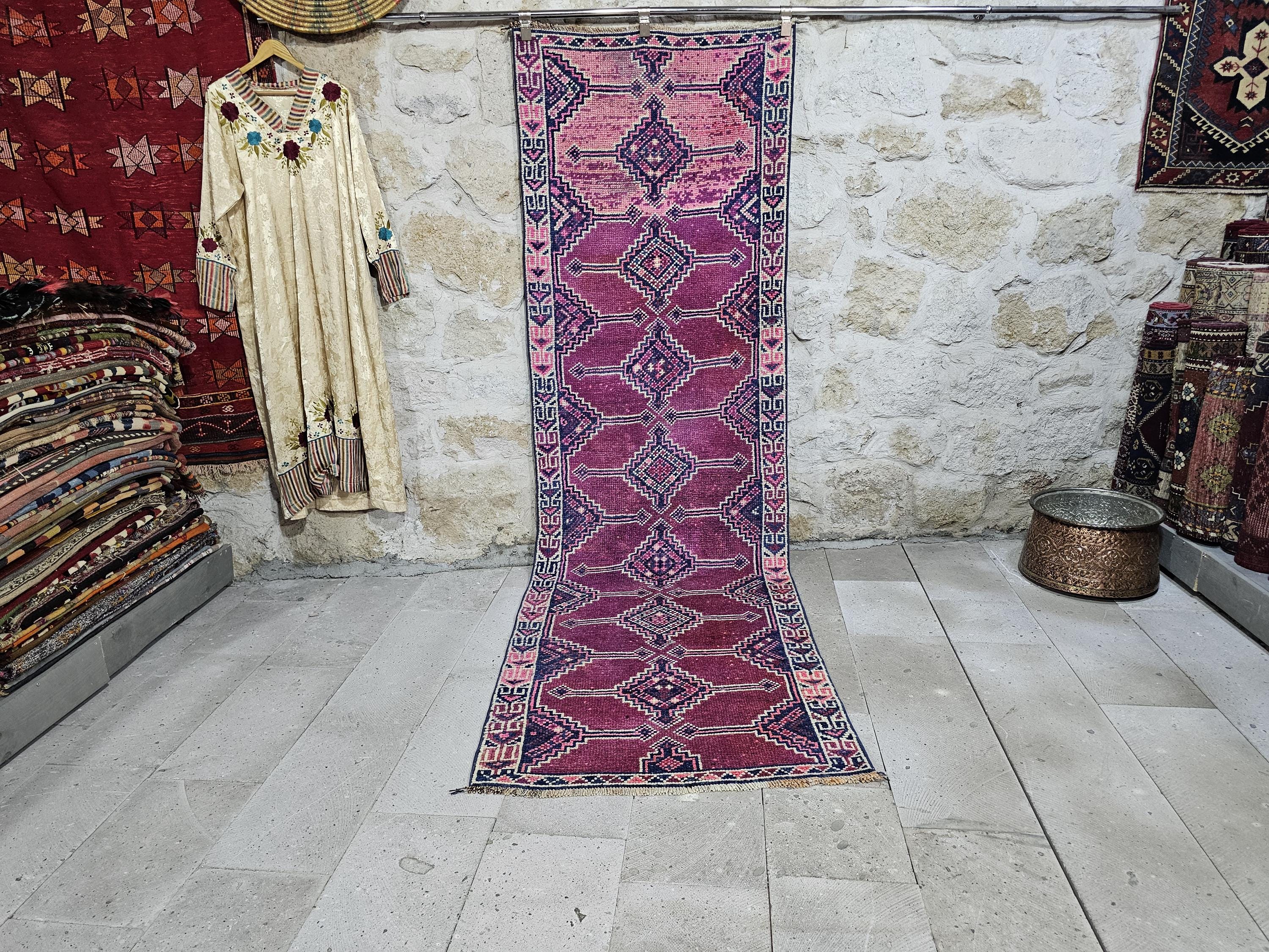 ピンクのトルコ製ランナーラグ：ヴィンテージウールの廊下用カーペット