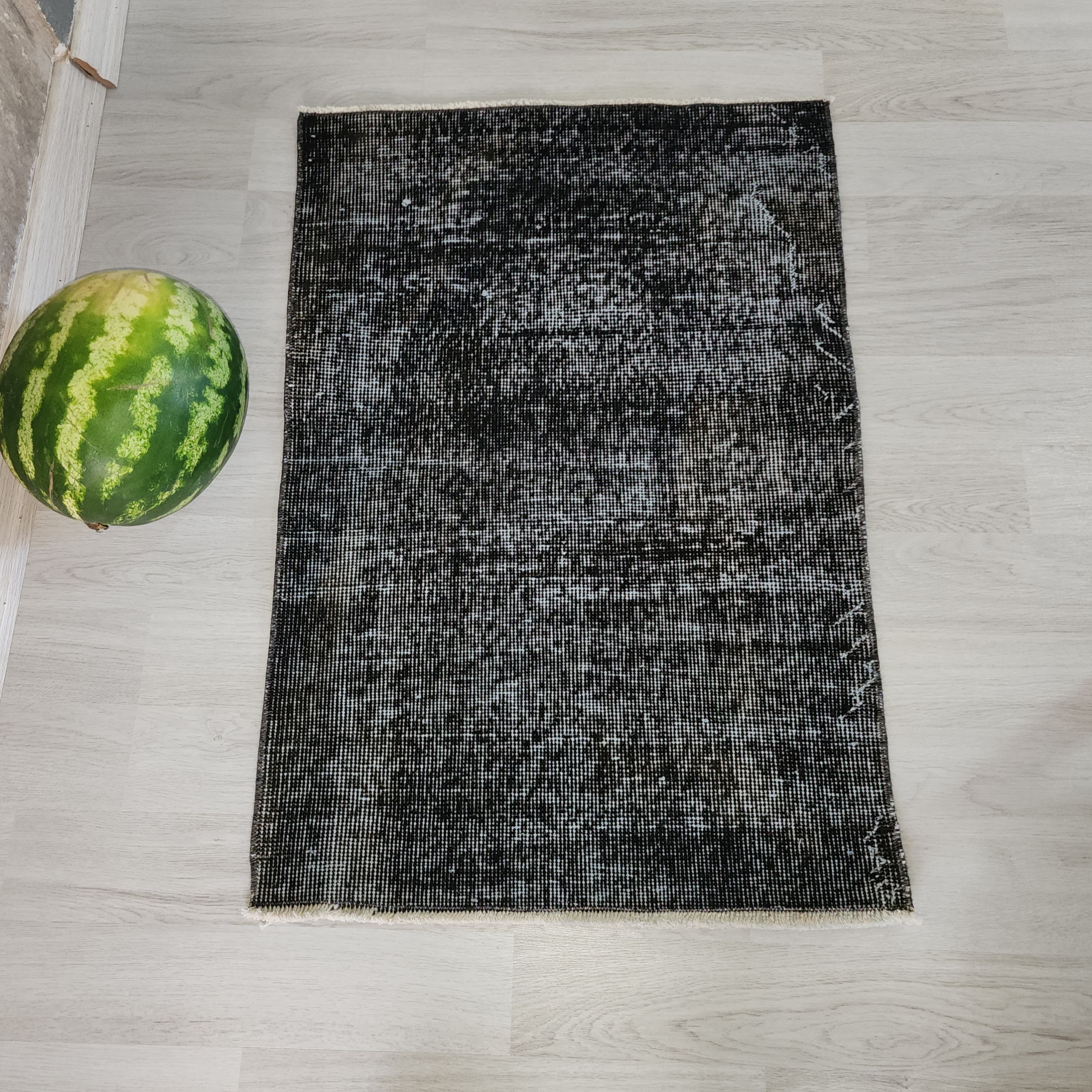 手織りトルコウールラグ：黒の幾何学模様の小さなエリアラグ（2 x 3