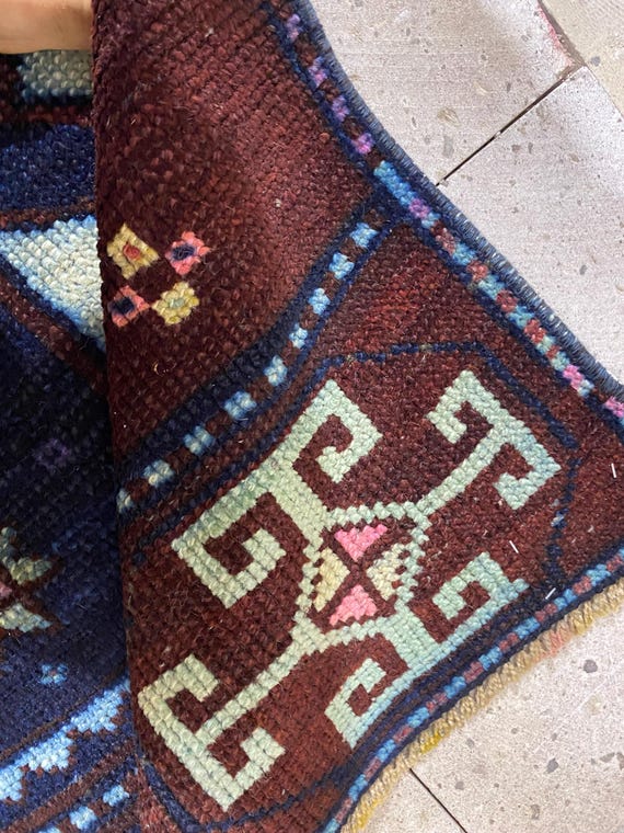 ヴィンテージトルコウールランナーラグ：赤と青の幾何学模様の廊下用