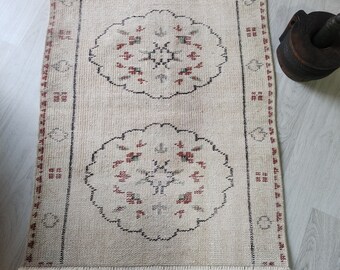 Vintage Turkish Wool Rug: Hand-Knotted Oushak Entryway Carpet (2.4