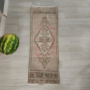 Narrow turkish rug,vintage small area rug,handknotted rug,hallway rug,runner rug,bath room rug!//5188
