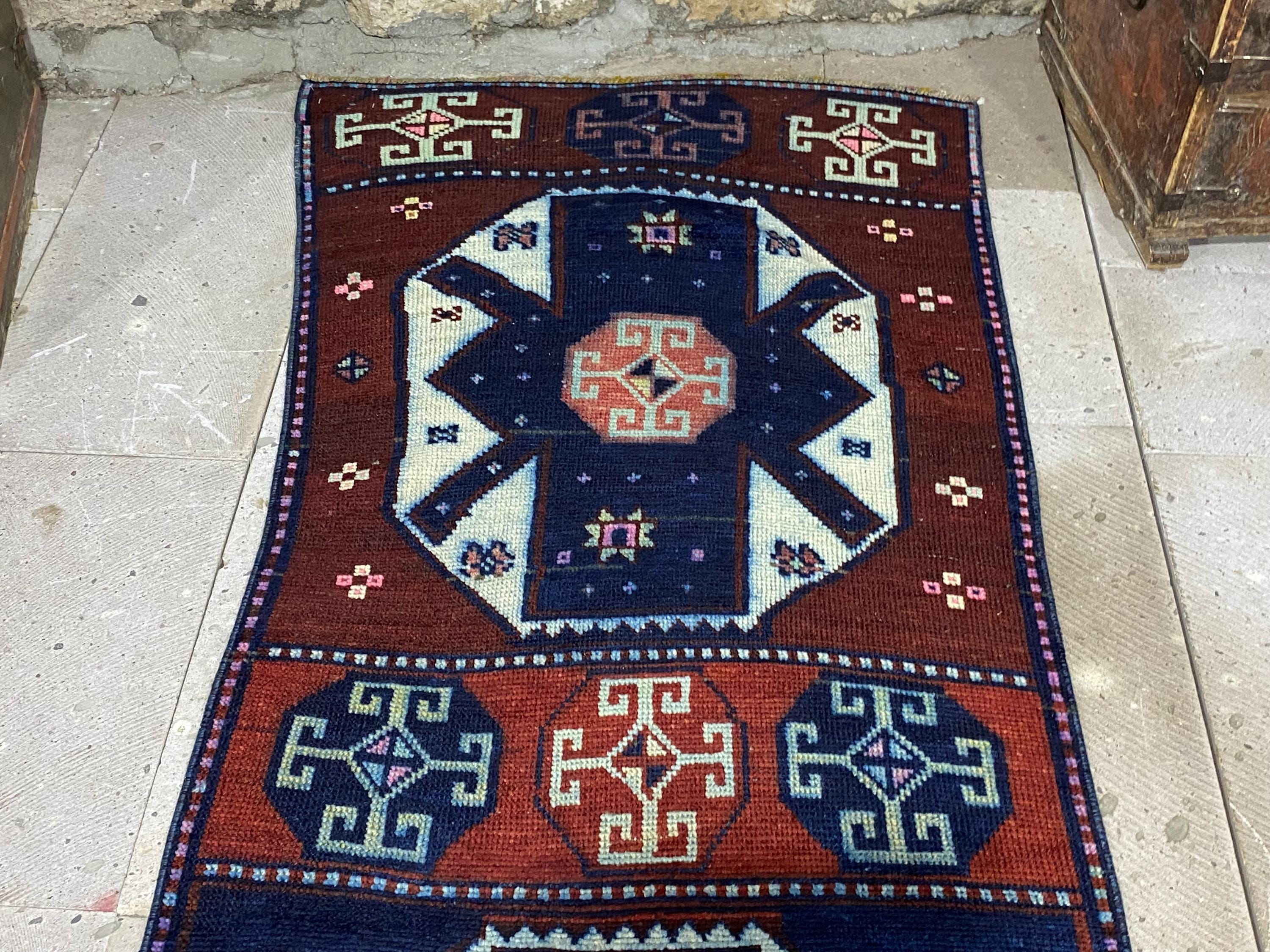 ヴィンテージトルコウールランナーラグ：赤と青の幾何学模様の廊下用