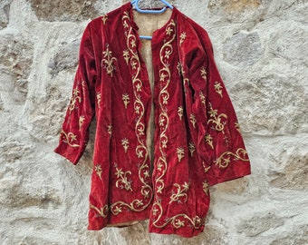 Abito in velluto rosso antico, drees ricamati in filo d'oro turco. Costume ottomano antico, abbigliamento tradizionale turco