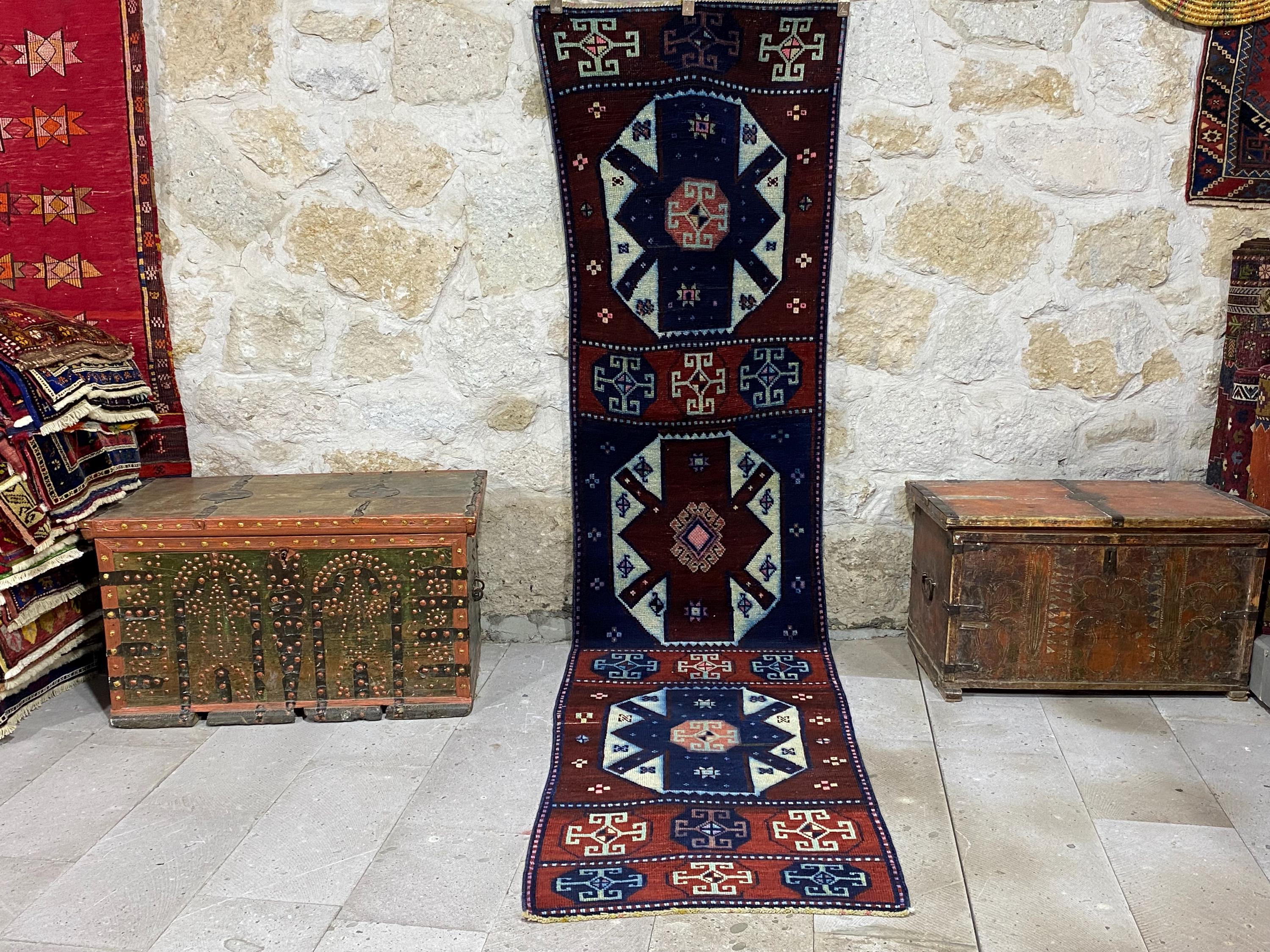 ヴィンテージトルコウールランナーラグ：赤と青の幾何学模様の廊下用