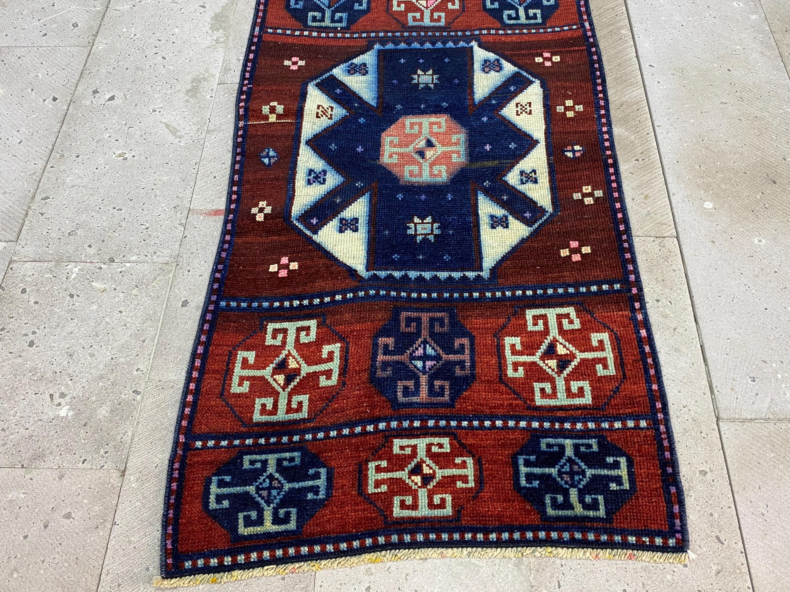 ヴィンテージトルコウールランナーラグ：赤と青の幾何学模様の廊下用