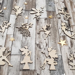 Peut inclure: Un ensemble de 17 découpes de fées en bois dans différentes poses et designs. Les fées sont toutes en bois clair et présentent des détails complexes. Les découpes sont parfaites pour l'artisanat, la décoration ou pour ajouter une touche de fantaisie à tout projet.