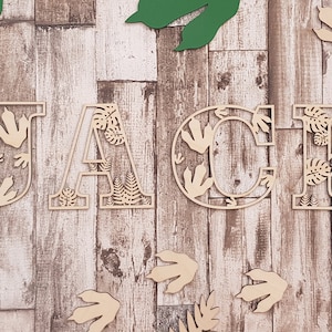 Decoração de parede com letras artesanais com tema dinossauro