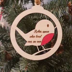 Robins apear quand les êtres chers sont près des décorations d&#39;arbres